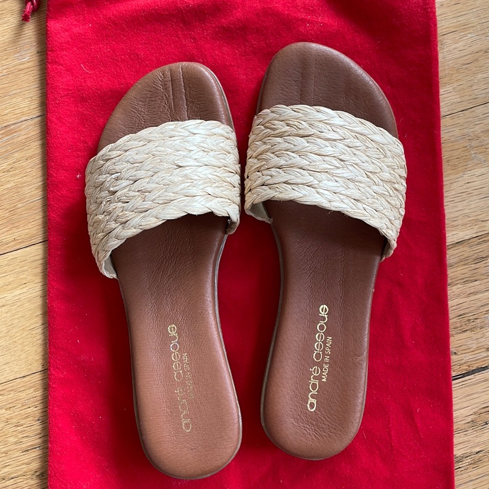 Andre Assous “NAHALA FEATHERWEIGHTS” SANDALS Size 7